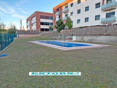 Piso ¡¡ planta baja semi nueva con terraza, parquing y zona con jardín y piscina comunitaria !! en Polinyà