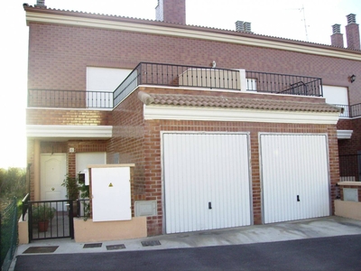 Venta Casa adosada en Calle Cervantes 6 Cabañas de Ebro. Buen estado plaza de aparcamiento con terraza calefacción individual 158 m²