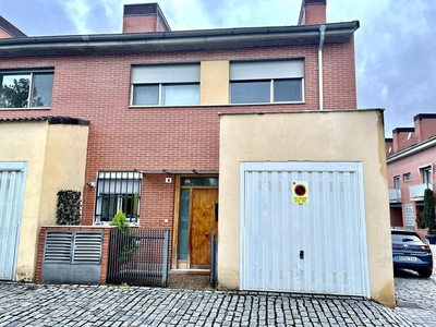 Venta Casa adosada en Calle de la Atalaya Valladolid. Buen estado con terraza 196 m²