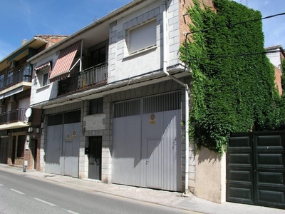 Venta Casa adosada en Calle San Francisco Torrelaguna. A reformar con terraza 423 m²