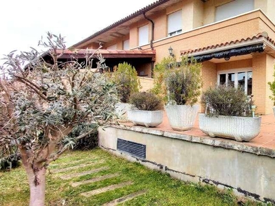Venta Casa unifamiliar Castañares de Rioja. Nueva con terraza 473 m²