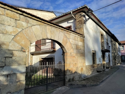 Venta Casa unifamiliar en C/ La Puchera 6 Los Corrales de Buelna. A reformar con balcón 169 m²
