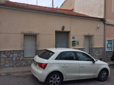 Venta Casa unifamiliar en Calle de la Carreta Orihuela. A reformar con balcón 120 m²