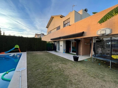 Venta Casa unifamiliar en Calle garnacha 2 Espartinas. Buen estado con terraza 194 m²