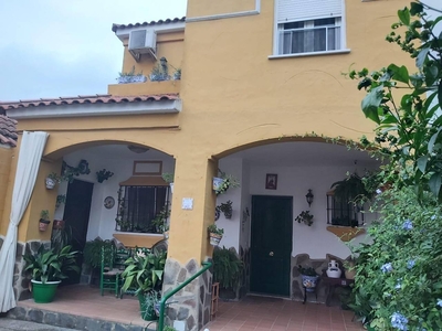 Venta Casa unifamiliar en Calle Vasco Núñez De Balboa 00 Dos Hermanas. Buen estado con terraza 200 m²