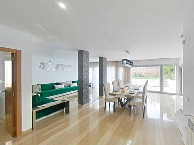 Venta Casa unifamiliar en ViÑas Las-el Bosque Chiva. Con terraza 237 m²