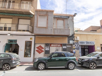 Venta Chalet en Carrer dElx Santa Pola. A reformar 110 m²