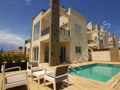 Venta Chalet Torrevieja. Nueva 238 m²