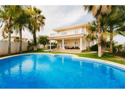 Venta de casa con piscina y terraza en L'Eliana
