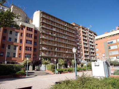 Venta de piso en calle Fernando Remacha de 5 habitaciones con garaje y balcón