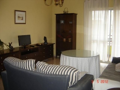 Venta de piso en calle Marquesa de Pinares de 3 habitaciones con garaje y muebles