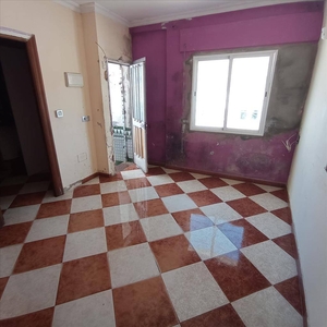 Venta Piso Algeciras. Piso de tres habitaciones en Calle Arcos (Los). A reformar primera planta