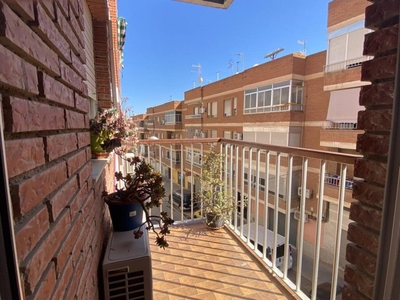 Venta Piso Almería. Piso de tres habitaciones en Calle GENOVESES. Buen estado segunda planta con balcón