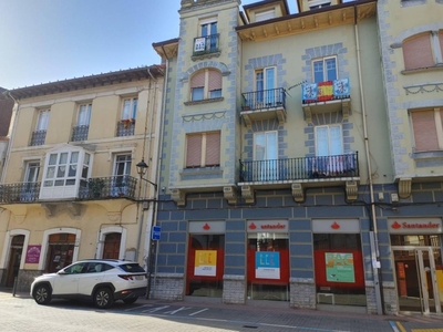 Venta Piso Ampuero. Piso de tres habitaciones en Calle Onesimo redondo 2. A reformar tercera planta