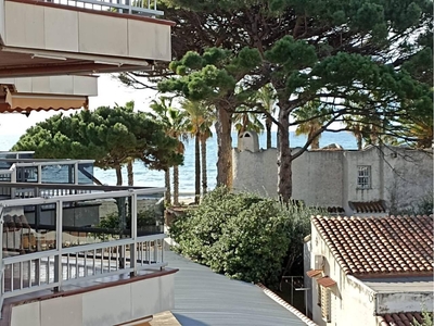 Venta Piso Cambrils. Piso de dos habitaciones Buen estado tercera planta con terraza