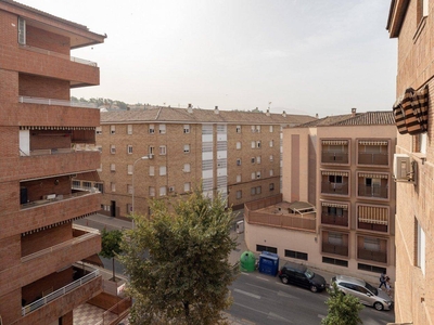 Venta Piso Granada. Piso de cuatro habitaciones en Cardenal Parrado. Quinta planta con balcón