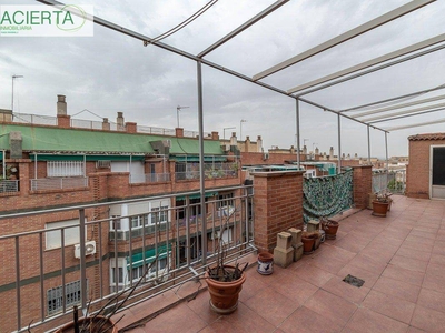 Venta Piso Granada. Piso de cuatro habitaciones en doctor sanchez mariscal. Sexta planta con terraza