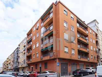 Venta Piso Jaén. Piso de cuatro habitaciones Tercera planta con balcón