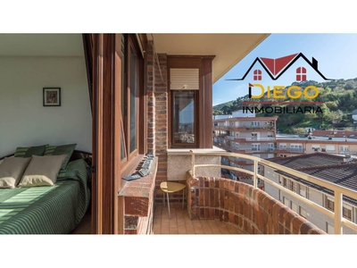 Venta Piso Laredo. Piso de tres habitaciones en Calle emperador 15. Buen estado sexta planta con terraza