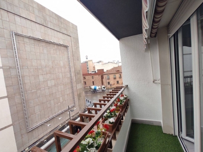 Venta Piso Linares. Piso de tres habitaciones en Calle Jaén 3. Con balcón