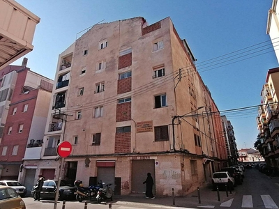 Venta Piso Mataró. Piso de tres habitaciones en Calle Bombers Madern I Clariana. A reformar tercera planta con terraza
