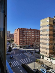 Venta Piso Salamanca. Piso de cuatro habitaciones en Avenida Alfonso IX de León. Buen estado quinta planta con balcón calefacción central