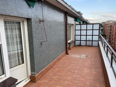 Piso en venta. Se vende ático con terraza de 18 metros cuadrados, orientación sur. En el centro de Durango