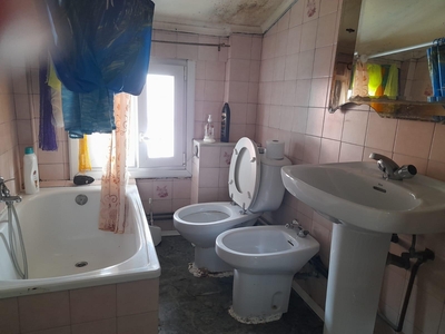 Piso en venta. Se vende piso con 3 habitaciones, sala, cocina y baño, muy luminoso. El piso necesita reformas