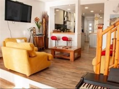 Alquiler casa adosada con 4 habitaciones amueblada con calefacción, aire acondicionado y vistas al mar en Sitges