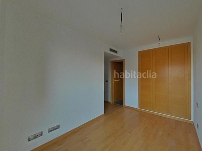 Alquiler piso décimo con 3 habitaciones, ascensor, parking y piscina comunitaria en Valencia