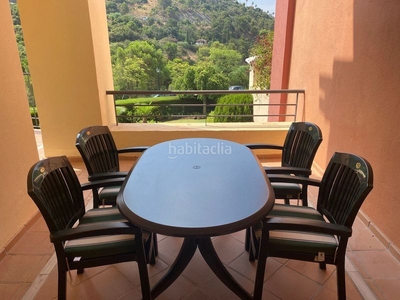 Apartamento con 3 habitaciones amueblado con ascensor, parking, piscina, aire acondicionado y vistas a la montaña en Benahavís