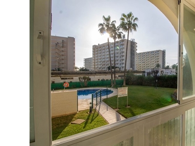 Magnífico apartamento en la Carihuela, con terraza y piscina, a 200 metros de la playa