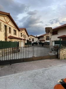 Venta Casa pareada Santa Cruz de Bezana. Buen estado plaza de aparcamiento 180 m²