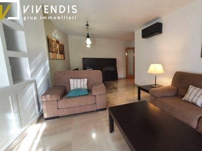 Venta Piso Lleida. Piso de cuatro habitaciones en Lluis Companys. Segunda planta con balcón