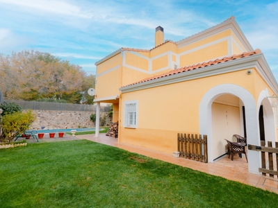 Casa 4 habitaciones de 230 m² en Cabanillas del Campo (19171)