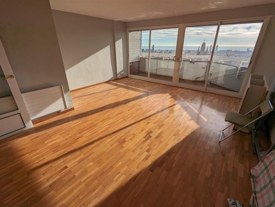 Piso en venta. Extraordinario piso en planta 21 con maravillosas vistas al mar y la ciudad. Totalmente exterior. Gran jardín comunitario privado