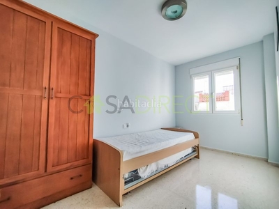 Alquiler apartamento con 2 habitaciones con ascensor, piscina, calefacción, aire acondicionado y vistas al mar en Caleta de Velez