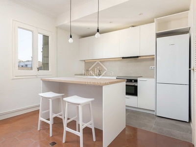 Alquiler ático piso en excelentes condiciones de 1 dormitorio con terraza de 30 m² en alquiler el en barrio de sta caterina en Barcelona