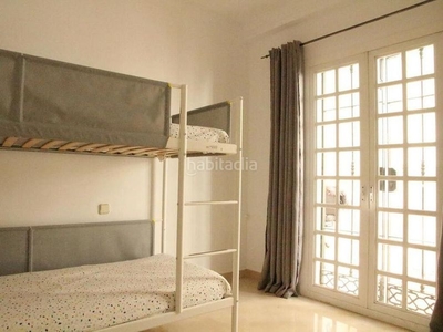 Alquiler casa adosada con 3 habitaciones amueblada con parking, piscina, aire acondicionado, jardín y vistas al mar en Marbella