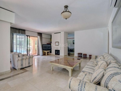 Alquiler casa con 4 habitaciones amueblada con parking, piscina, aire acondicionado, jardín y vistas al mar en Marbella