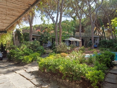 Alquiler casa en passeig de la marina en zona pineda gran casa con jardín y piscina al lado del mar en Castelldefels