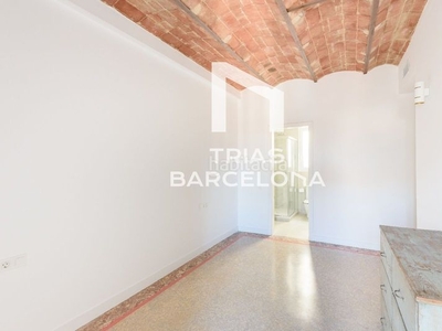 Alquiler piso 115 m2, 2 amplias habitaciones, 1 en suite, otro baño, orientado a sur, a estrenar en Barcelona