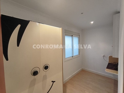Alquiler piso con 3 habitaciones con ascensor, calefacción y aire acondicionado en Calella
