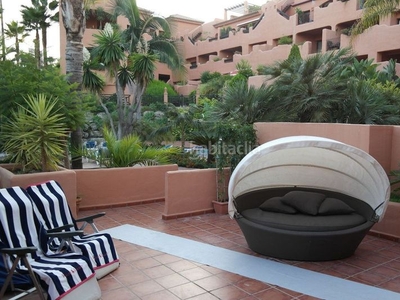 Apartamento en calle martinete fantástico apartamento ubicado en la exclusiva urbanización jardines del albaicin, con preciosos jardines tropicales y 2 piscinas. en Estepona