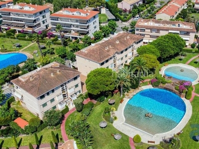 Apartamento planta baja con terraza y jardín en s'agaro mar (a 150m de la playa) en Sant Feliu de Guíxols