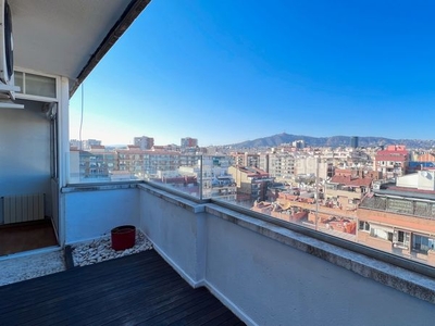 Ático con 3 habitaciones con ascensor, calefacción, aire acondicionado y vistas a la montaña en Barcelona