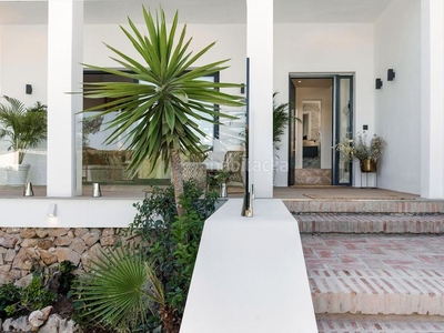 Chalet con 4 habitaciones amueblado con parking, piscina, calefacción, aire acondicionado y vistas a la montaña en Marbella