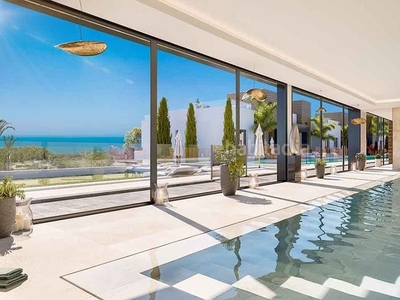 Ático de 2 dormitorios y 2 baños con gran solarium con piscina privada en artola, en Marbella