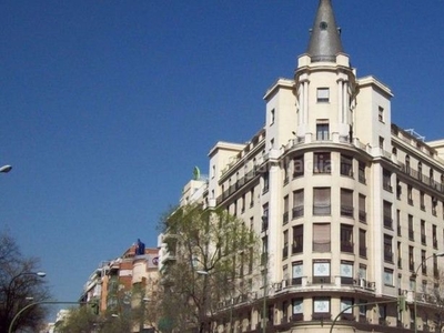 Piso con 2 habitaciones con ascensor, parking y aire acondicionado en Madrid