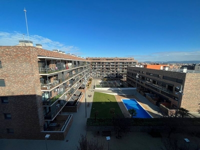 Piso con 3 habitaciones amueblado con ascensor, piscina, calefacción, aire acondicionado y vistas a la montaña en Sabadell